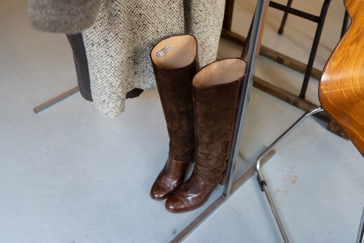 見えない部分が弱っていることがある靴は、仕入れが難しいアイテム。状態を見極めて買い付けている。