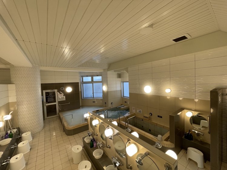 温もりのある落ち着いたトーンの浴室。