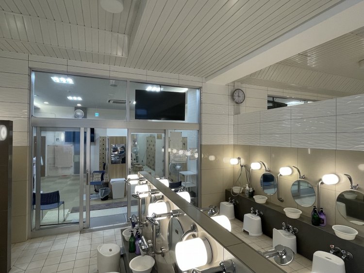 ペンキ絵の代わりに大型テレビが設置される。