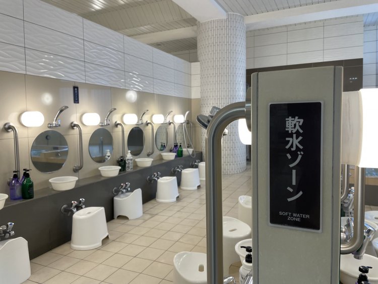 水質が選べるシャワーゾーン（男湯のみ）。