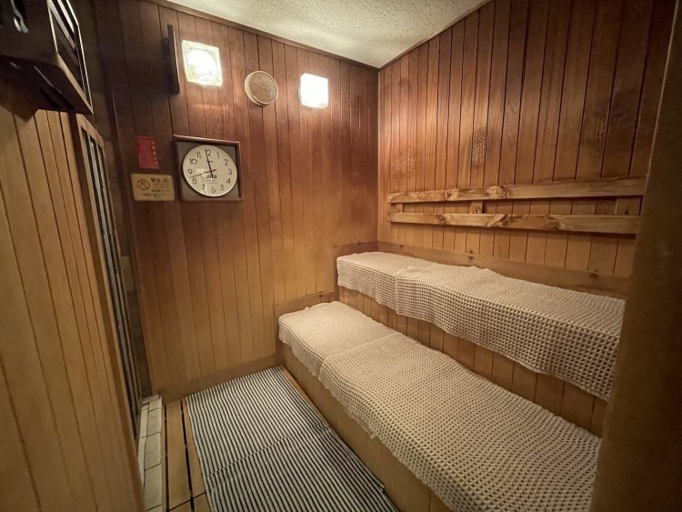 強烈な高温のサウナは一度体験する価値あり。