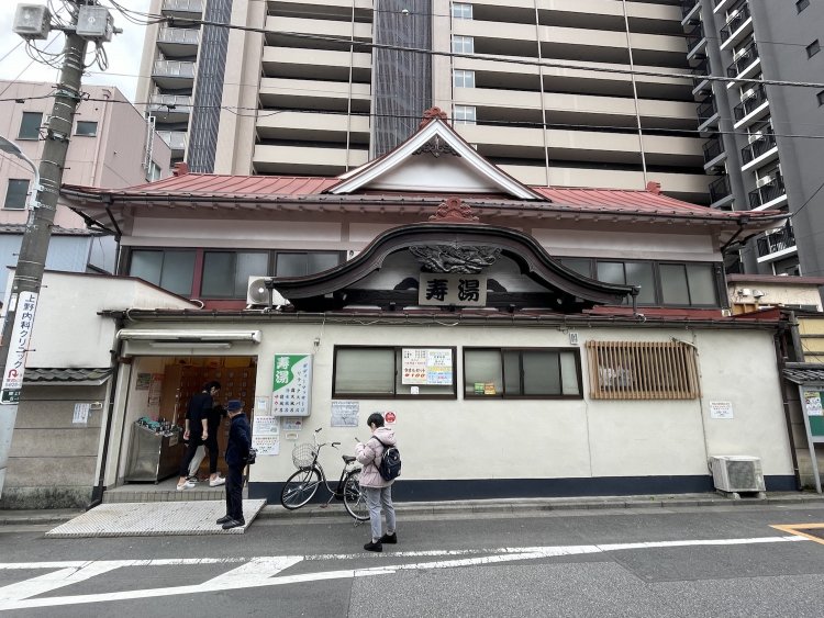 歴史を感じさせる宮造りの外観。