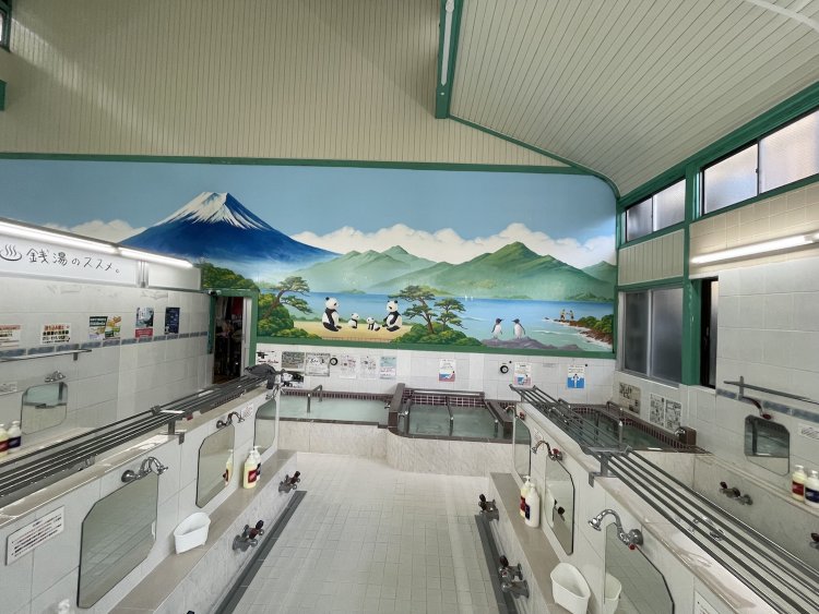 富士山のペンキ絵にパンダが描かれているのも上野らしい。