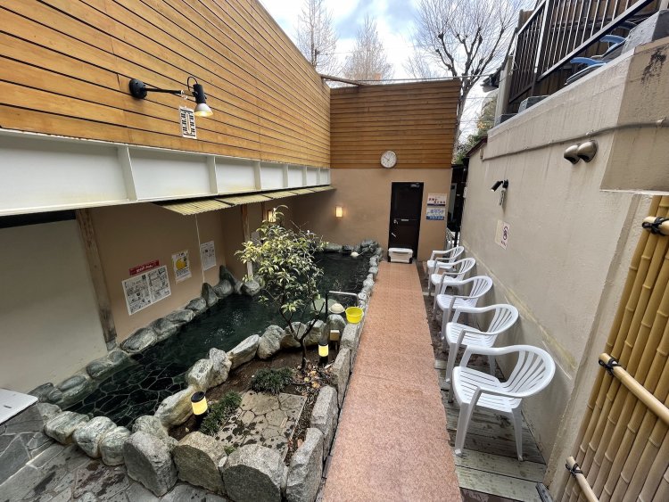 10人ほどが足を伸ばしても余裕のある露天風呂。