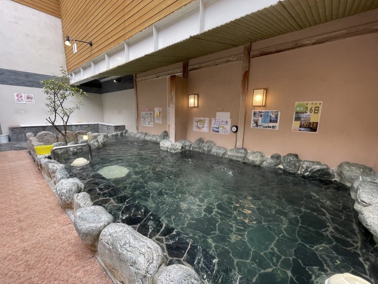 広い露天風呂には浅くなった部分もあり半身浴にも◎。