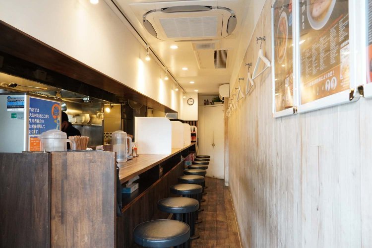 カウンター9席の小さな店だが、白を基調とした内装でスタイリッシュ。