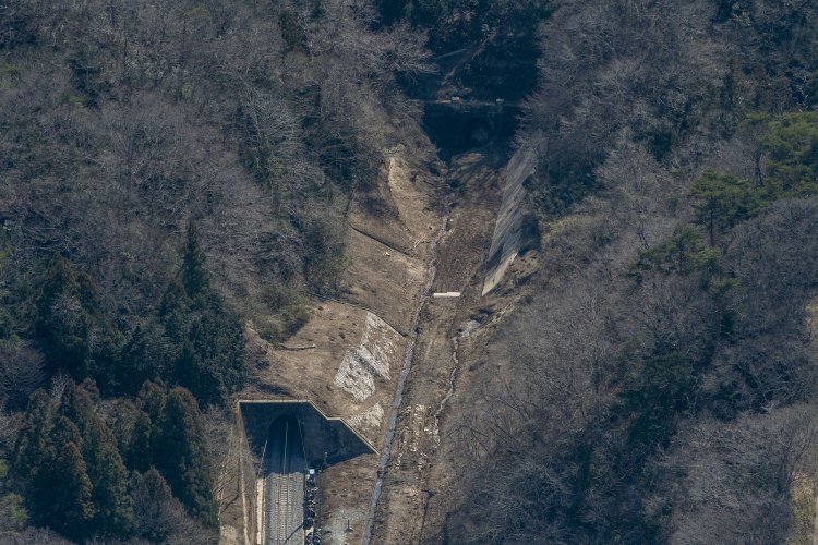 富岡側の金山トンネル（左）と金山隧道（右）。除染作業によって旧線の路盤はむき出しとなり、斜面も土が露わになった。逆光であるが坑門のディティールが分かる。