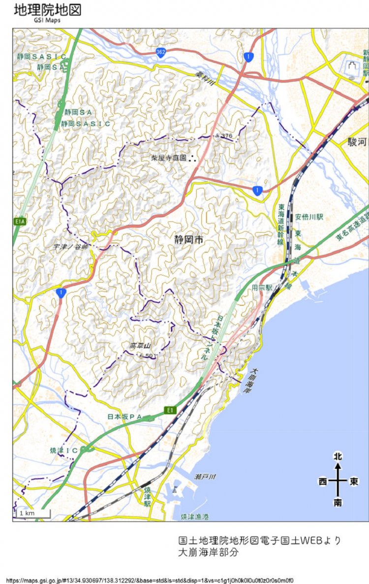 大崩海岸は山々が駿河湾へと迫り出している。昭和期の土木技術発展で内陸側に長いトンネルが掘削されたが、明治時代は海岸線ギリギリにトンネルと線路を敷設せざるを得なかった。出典：国土地理院電子国土WEB。