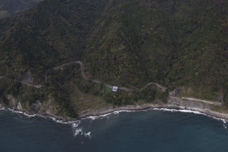 石部トンネルの先にあった磯浜トンネル東側坑門は土砂で埋められ、どこにトンネルがあったのか判別できない。