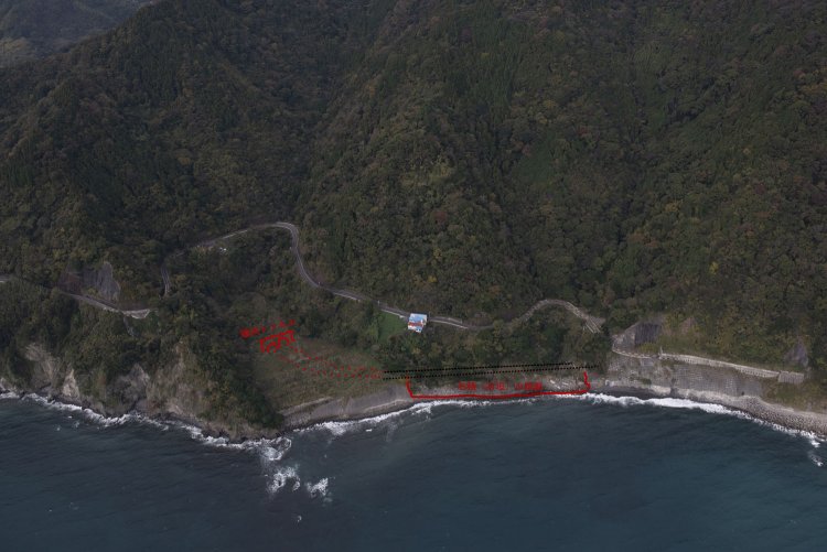 こんな感じだったのだろう。仮に今も現役の線路であったとしたら、なかなかに風光明媚な場所であったに違いない。県道付近は鉄道撮影地となっていたことだろう。2016/11/30撮影。