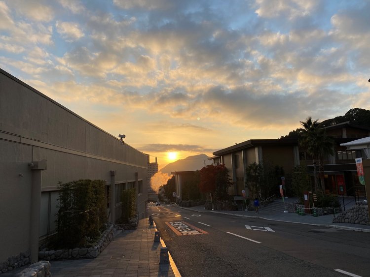 『別府温泉 杉乃井ホテル』、明け方の情景。