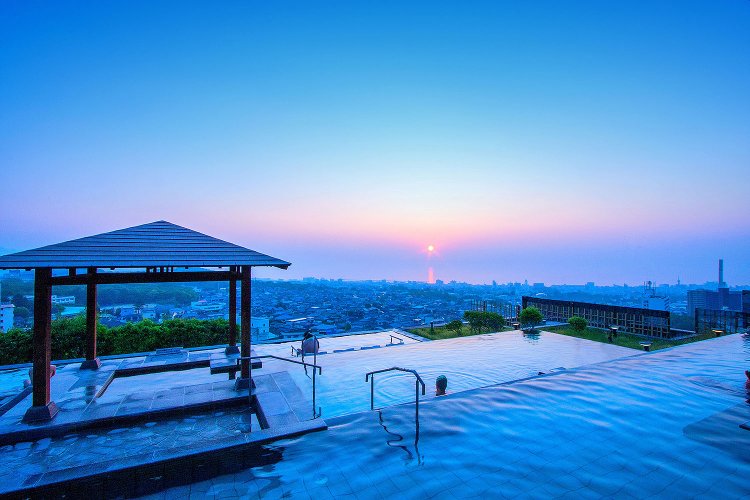 大展望露天風呂「棚湯」。（写真提供＝『別府温泉 杉乃井ホテル』）