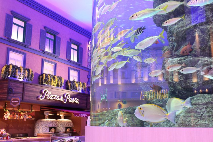 店内中央の巨大水槽。（写真提供＝『別府温泉 杉乃井ホテル』）