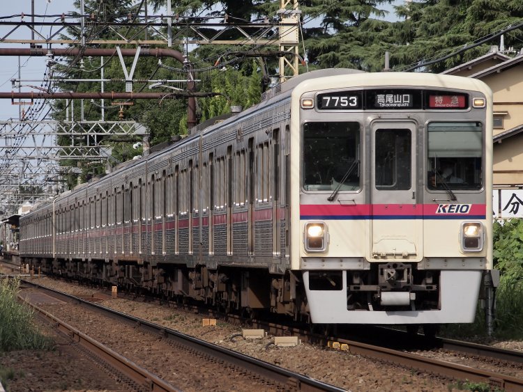 京王7000系。「耳をすませば」遠くの電車の音も聞こえる……。