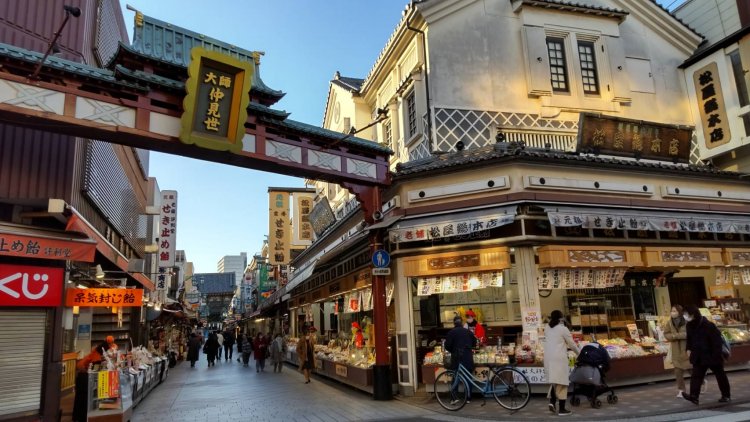 神奈川県川崎大師の仲見世通り。「とんとこ」と飴を切るリズミカルな音が有名。
