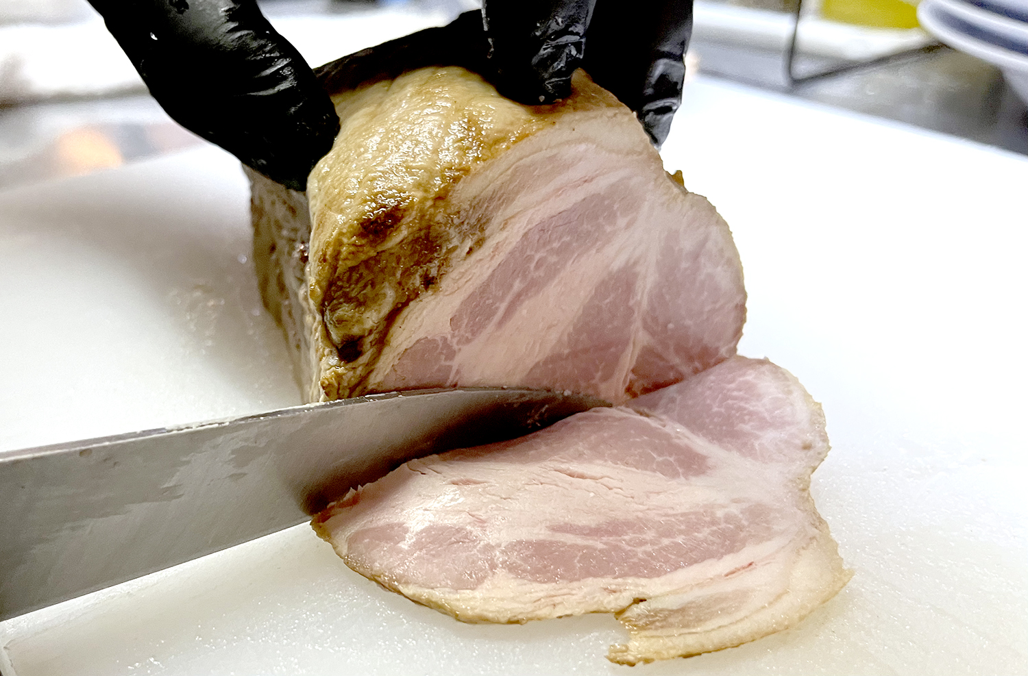 北海道産豚肩ロースのチャーシューは、低温調理でしっとり仕上げる。