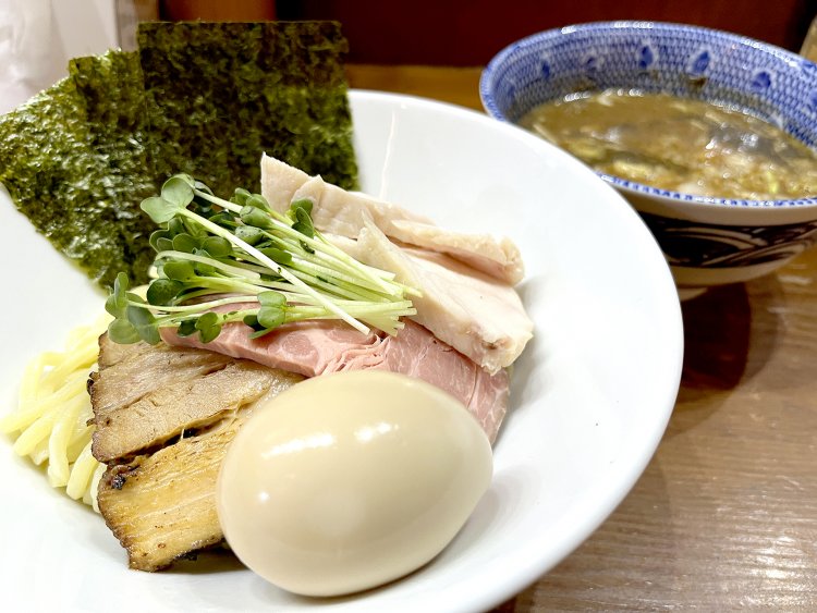 濃厚煮干しつけ麺950円。麺は並200g、大300g、特400gから選ぶことができる。