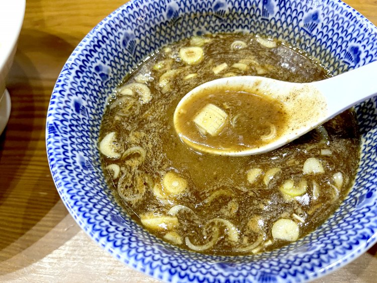 濃厚魚介つけ麺のスープ。