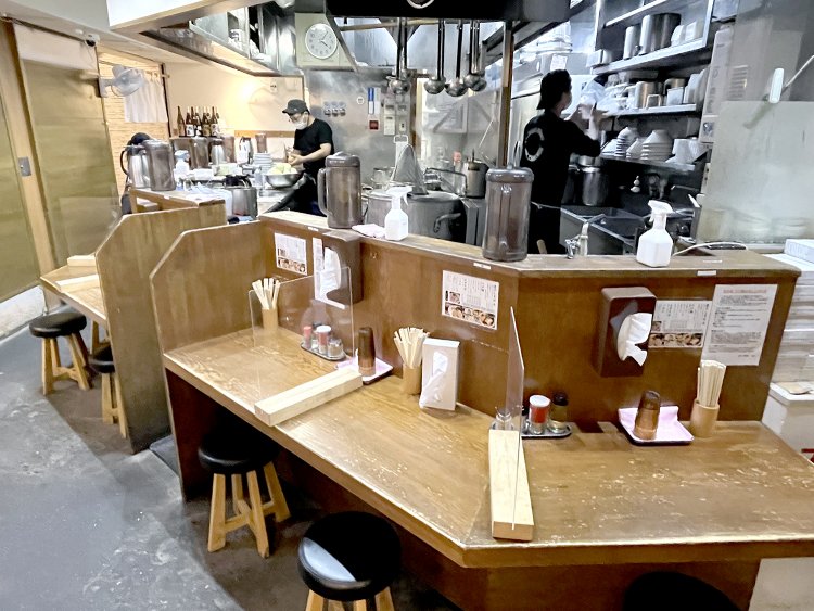 木の温かみを感じる店内。毎日平均200人以上のお客さんがやってくる。