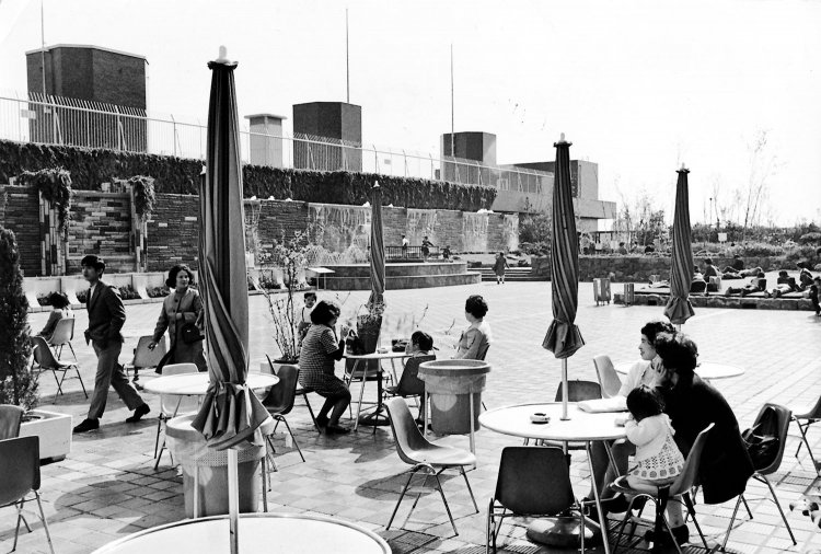 東急百貨店本店の屋上庭園。1971年4月撮影（写真提供：東急株式会社）。