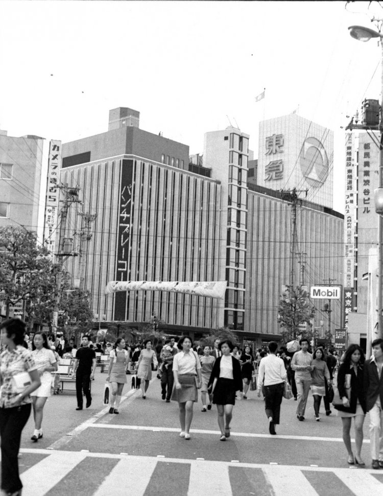 東急百貨店本店と休日の歩行者天国。1970年8月撮影（写真提供：東急株式会社）。