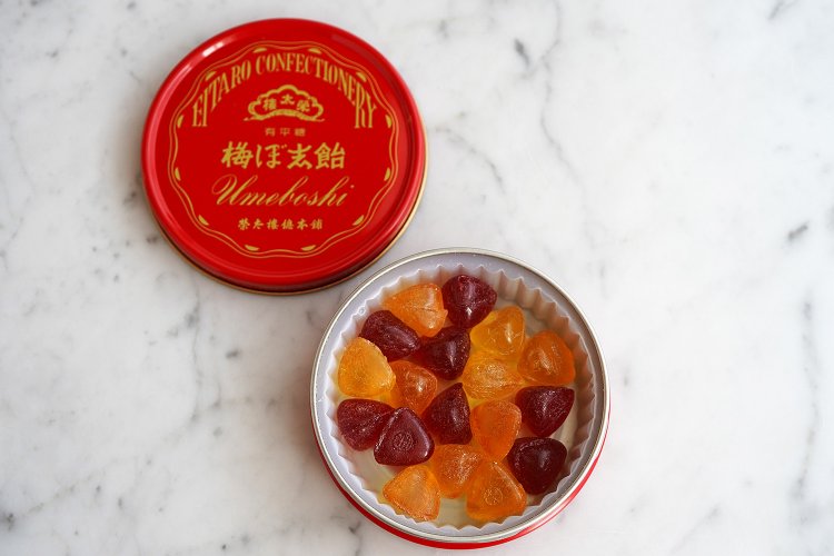 榮太樓飴（えいたろうあめ）「梅ぼ志飴（うめぼしあめ）」1缶（90ｇ）475円（税込）。