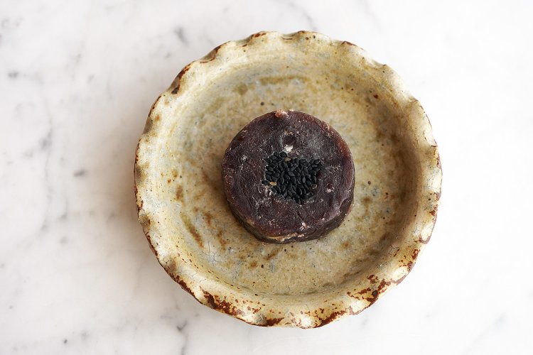 刀の鍔（つば）を模した「名代 金鍔（なだいきんつば）」1個324円（税込）。