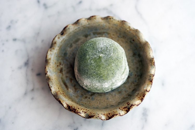 同地の旧地名にちなむ大ぶりな「西河岸（にしがし）大福」1個357円（税込）。