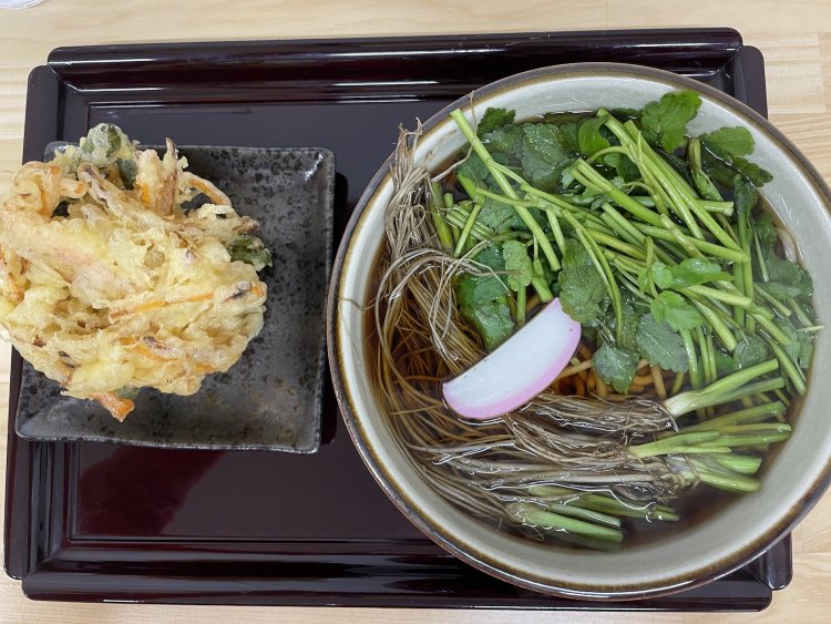数量限定のせりそばは860円。単品かき揚げは170円。