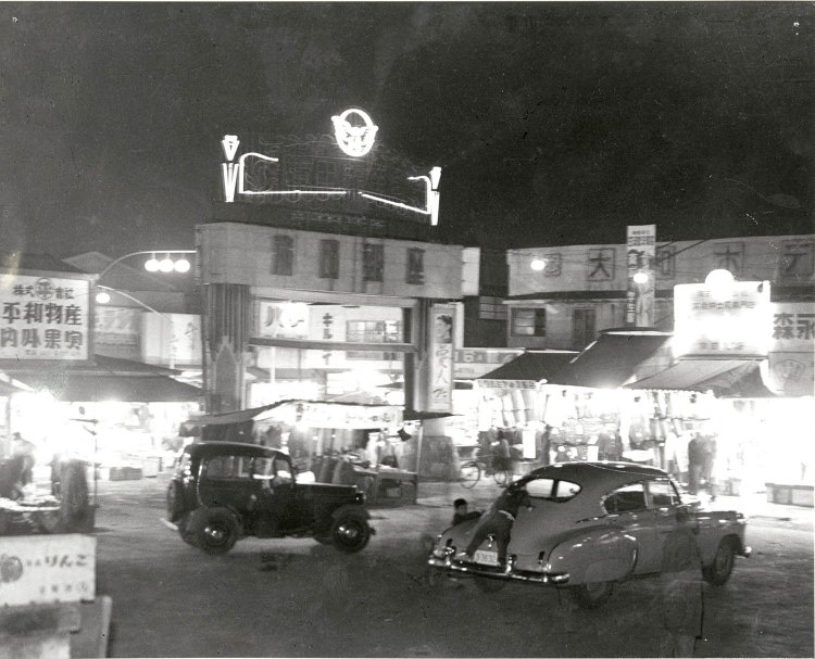 昭和28年の蒲田駅西口の様子。（大田区立郷土博物館所蔵）