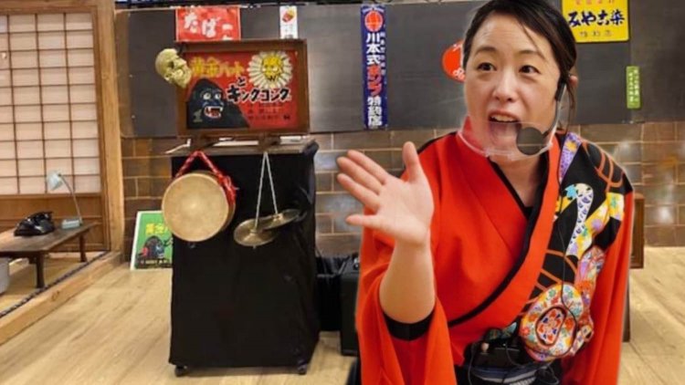 紙しばいや もっちぃさんとの掛け合いが魅力の街頭紙芝居。