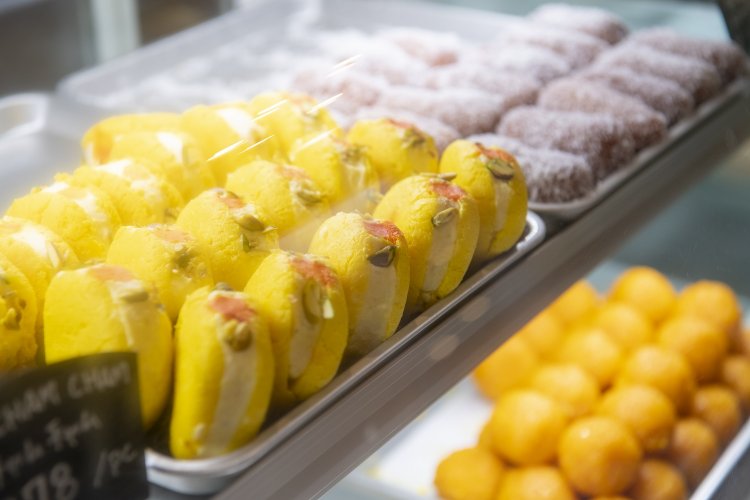 ミタイはすべて店内でインド人の職人が手づくりしている。