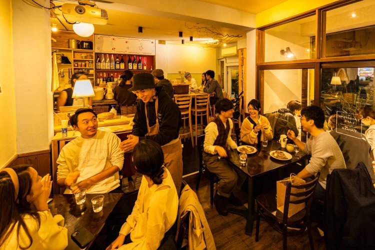 『さんさき坂カフェ』店内。この日はカレーのイベント。「お客さんがお客さんを連れてきてくれるんです」。