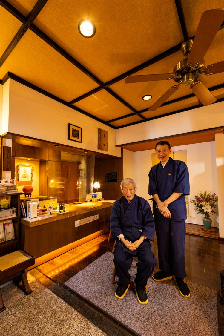 『旅館 澤の屋』の2代目 澤功さんと3代目 澤新さん。「宿泊者の統計資料を手集計で作り続けています」。