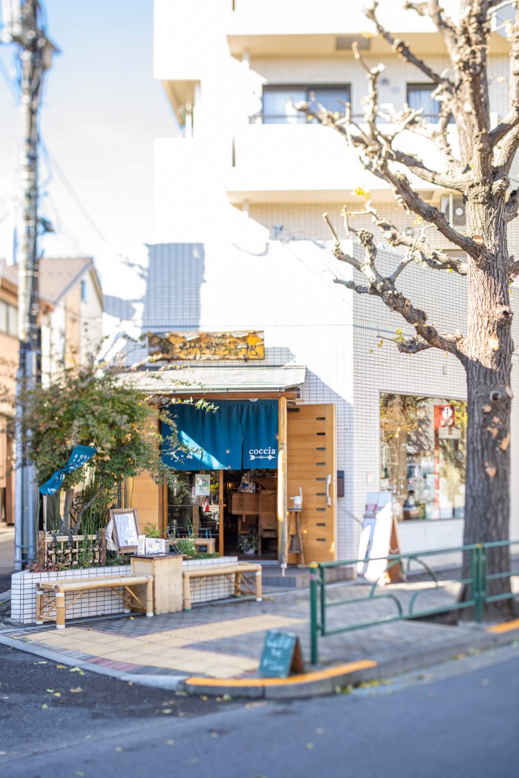 雑貨店『coccia』。店先のベンチでテイクアウト珈琲を手にくつろぐことも。