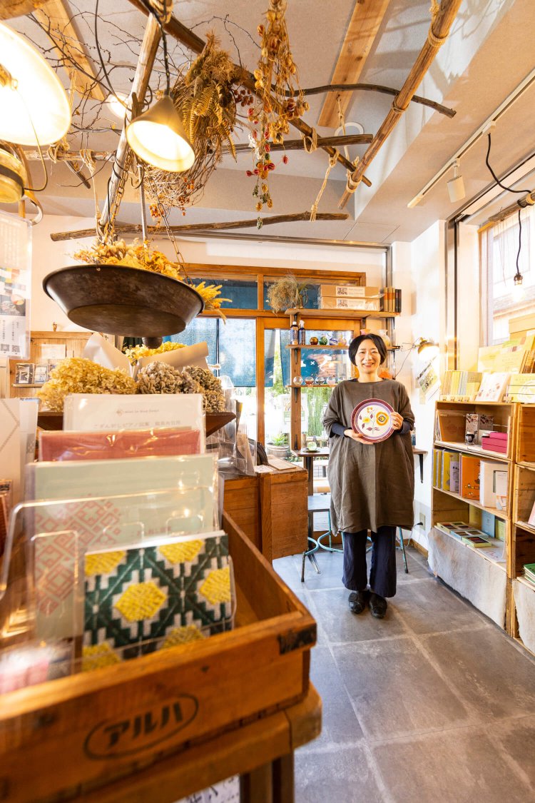 「イタリアから来た60’s～70’sのお皿です」と店主の池田さん。『coccia』の什器は青森・イタリア・谷中で集めたアンティークを使用している。