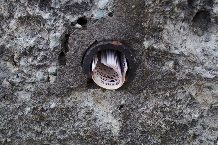 お屋敷の壁に馬券の束。水抜き穴の材質が陶器なのも珍しい。