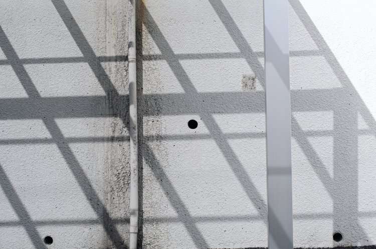 影の線と水抜き穴の円。偶然生み出されたデザインが美しい。