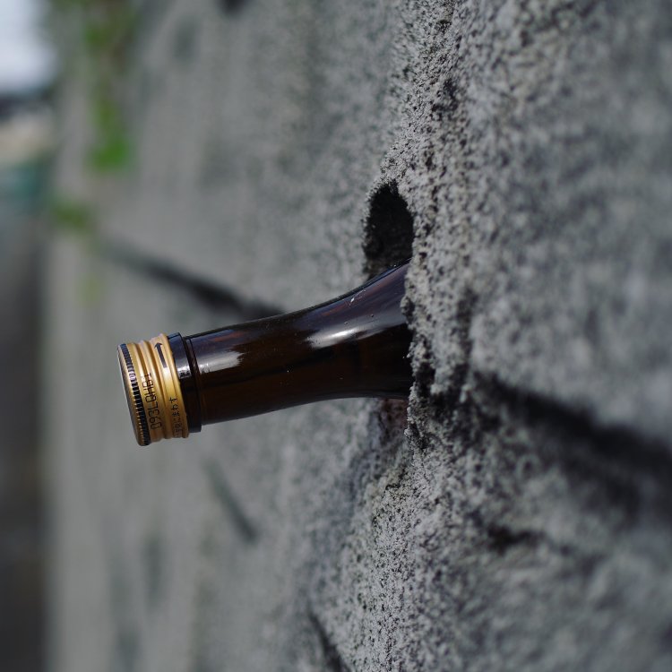 水抜き穴にぶすりと差し込まれた一升瓶。