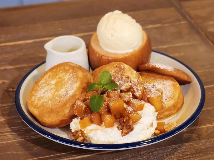 丸ごとりんごのパンケーキ 単品 1570円、ドリンクセット 1980円。