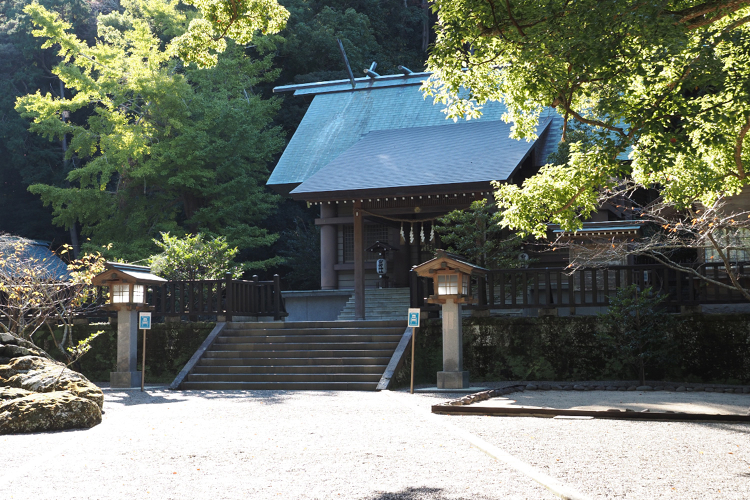 安房神社の拝殿。主祭神は天太玉命。日本のすべての産業創始の神といわれる。