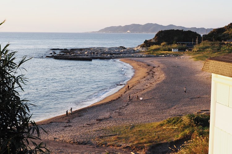 阿由戸の浜。阿由戸浜とも。ここに天富命が忌部一族を率いて上陸したといわれている。右の山は地元では鯨山。川瀬巴水の「房州布良」とほとんど同じような景観。