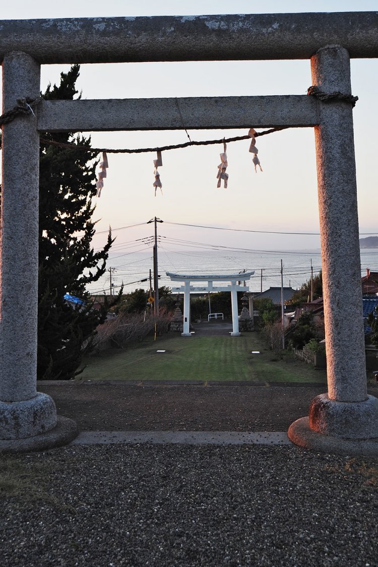 布良に上陸した天富命が安房を去ったあとに建てられた布良崎神社。
