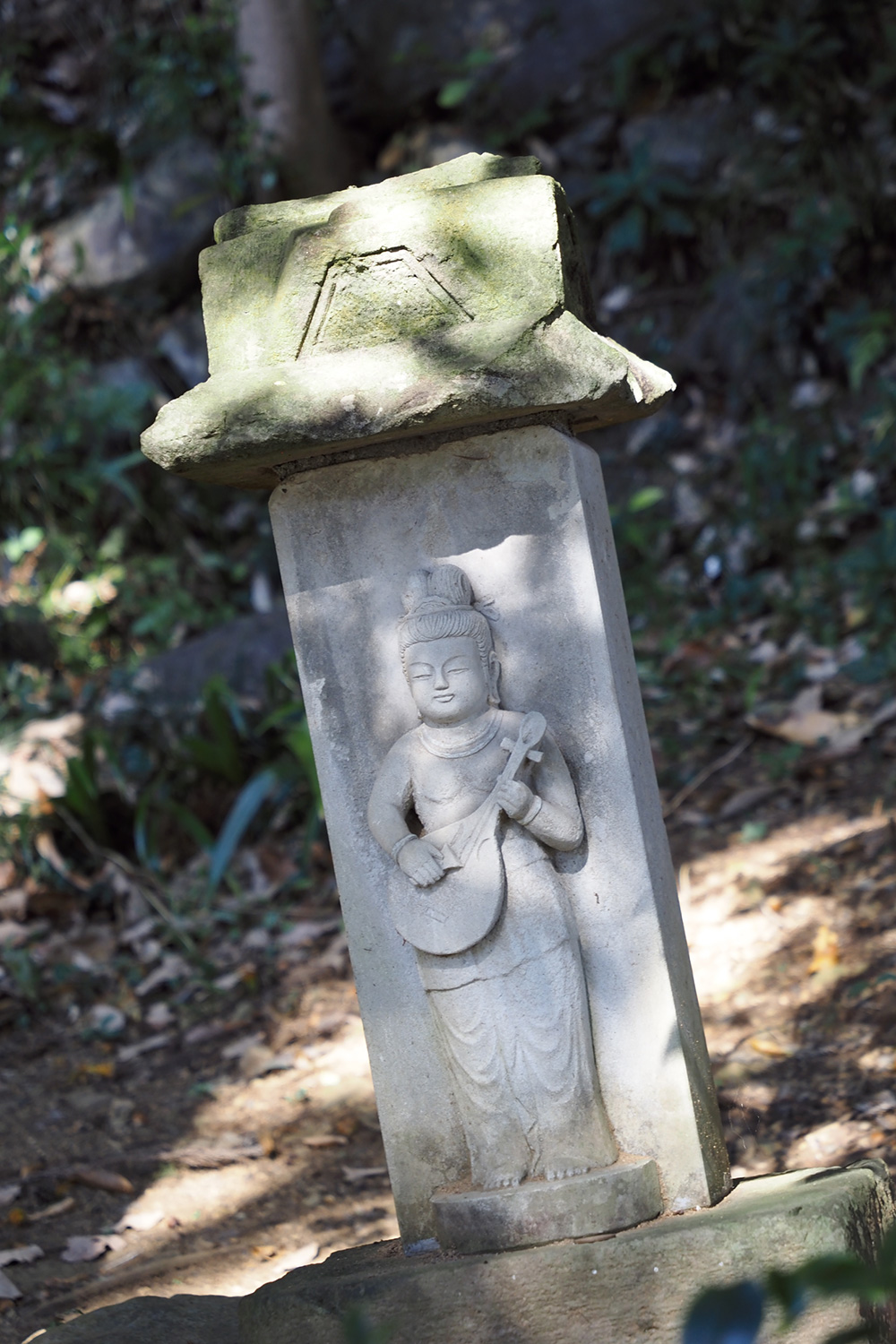 成木熊野神社の麓に弁天池があるが、そのほとりにあった弁財天。