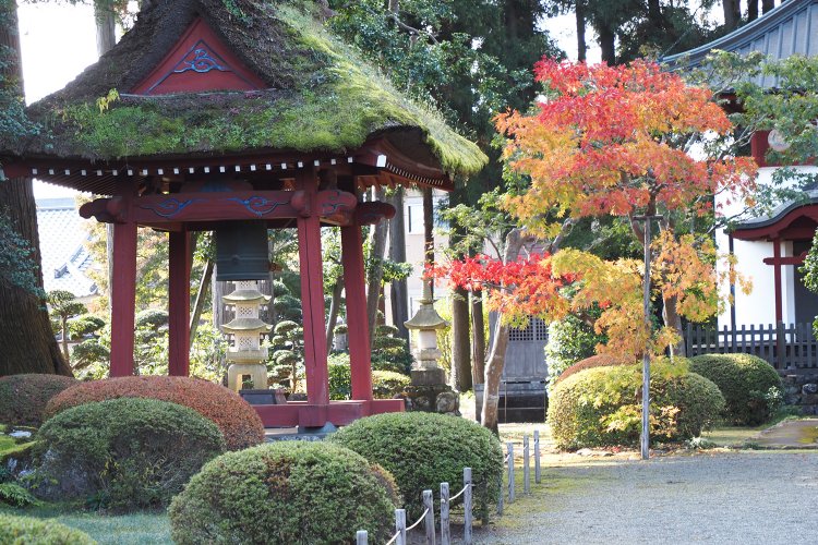 安楽寺の鐘撞堂。安楽寺は行基が和銅年間（708-715）に軍荼利明王を安置して創建されたと伝わる。