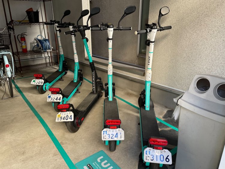 気軽に移動できる電動キックボード。