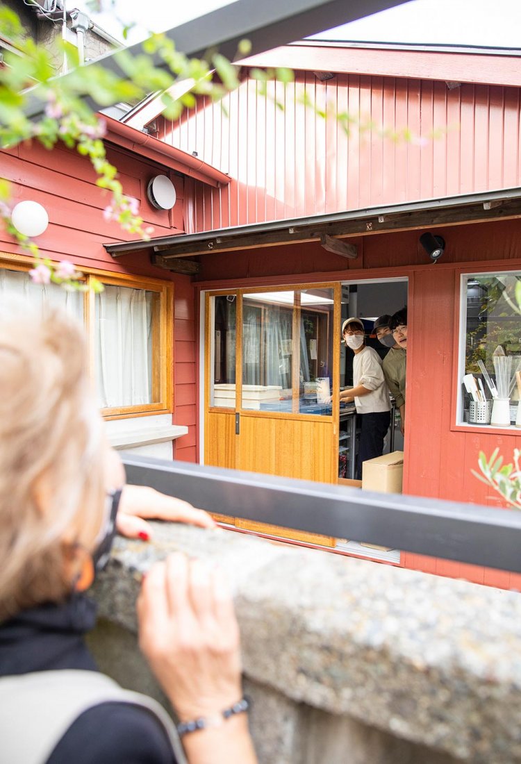 ジェラート『asatte』がお寺の隣にオープン。スタッフと仲良しの千恵子さん。