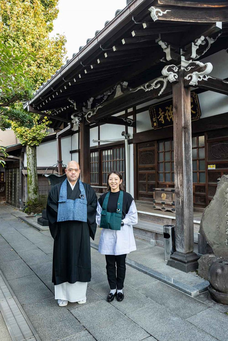 永久寺の平塚希美子さん（右）。「千駄木駅すぐ『らぁめん末廣』（実家）にも足をお運びください！」