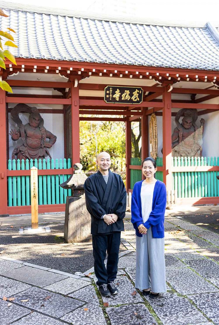 養福寺の根岸友紀子さん（右）。「きどってなくて、電車見放題！子育てしやすい街です」