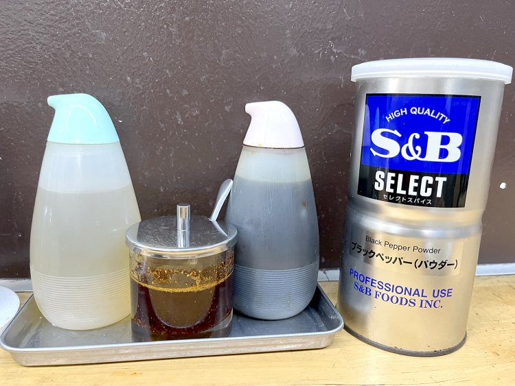 卓上の調味料もコショウ、醤油、自家製ラー油、酢とシンプル。